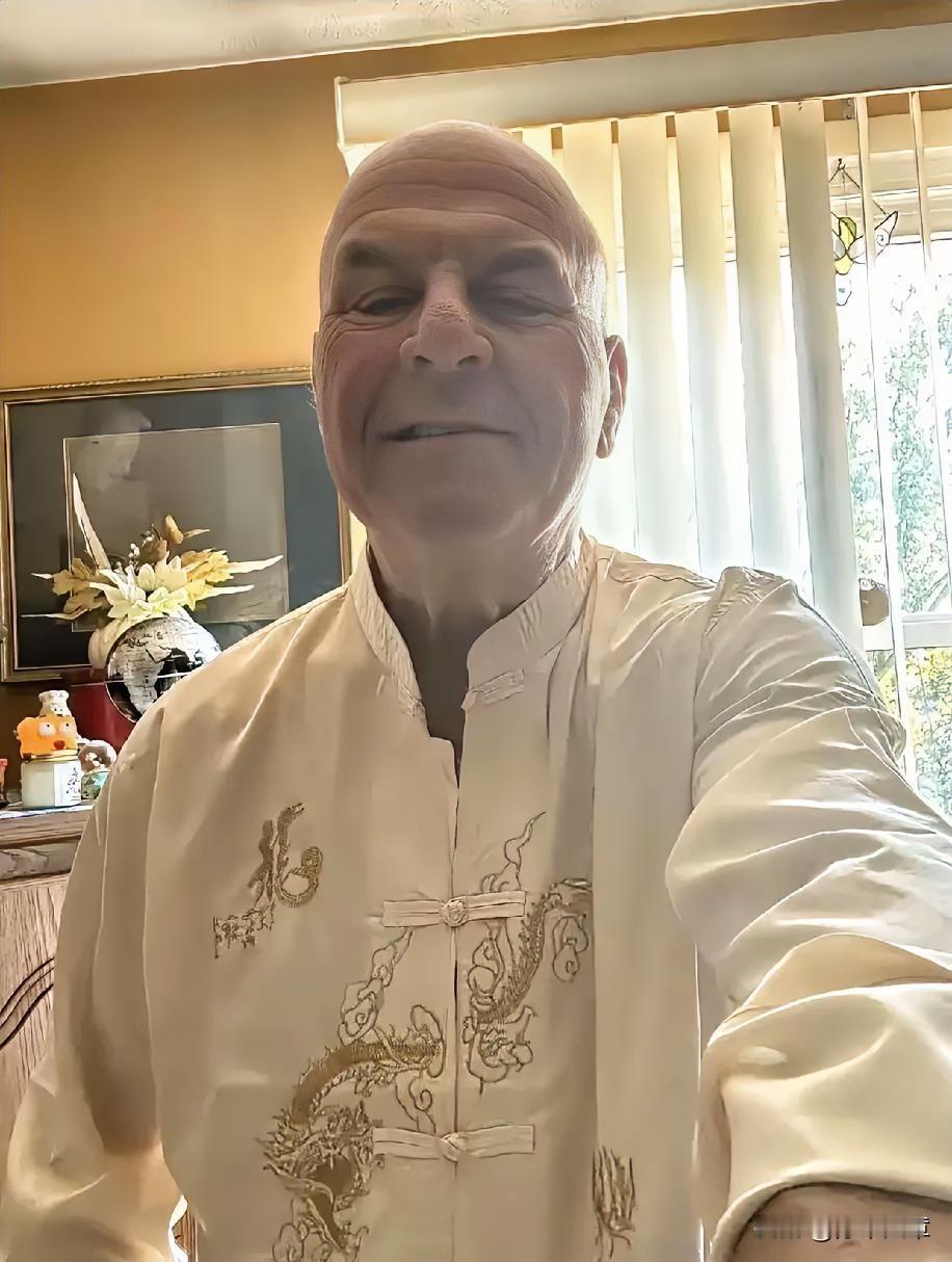 赛考斯新的衣服，中国唐装！赛考斯先生最近收到了一件来自其中国朋友的唐装。他说他非