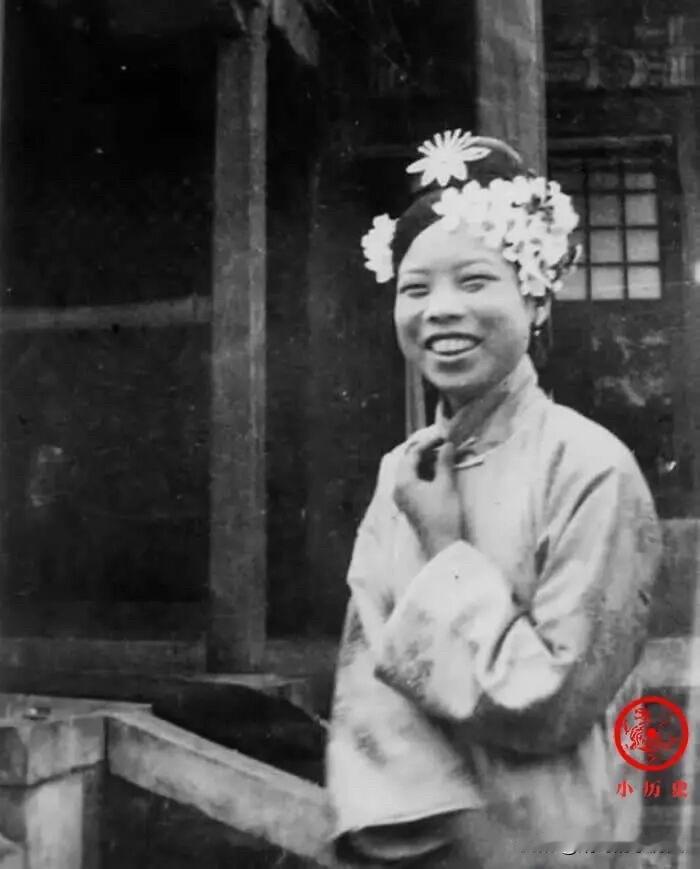 【老照片：淑妃文绣开怀大笑】图为开怀大笑的淑妃文绣，拍摄于1923-1924年间