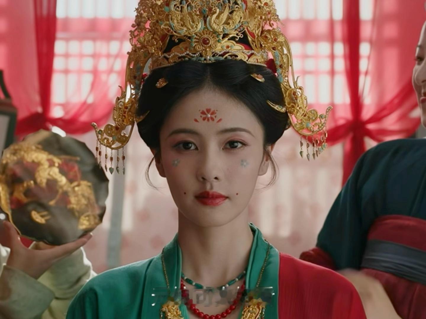 玉芬审美真不错，拍出白鹿最美的一套古装了，她还是越简单越好，剧里一繁琐就显得土…