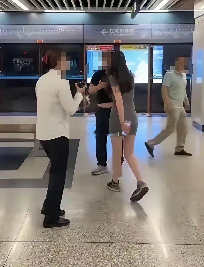 西安地铁上，一包臀女子怀疑一男人用手机偷拍她，就拽着男人讨说法，让他删除图片 ​