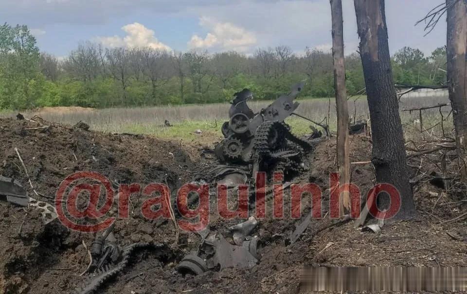 昨天一乌军炮兵阵地惨遭炮击，而且是被炮弹直接命中。
火炮被炸碎成了一堆零件，人更