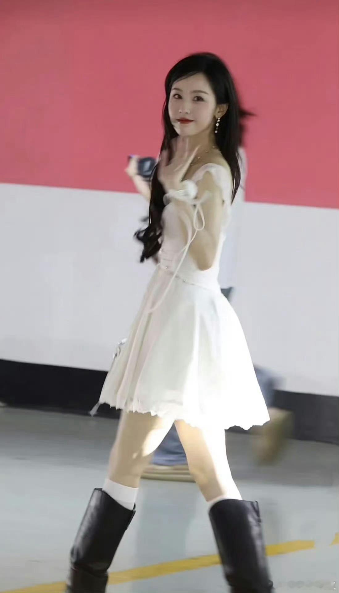 陈都灵这条裙子才三百多块，刘诗诗这条白裙子也是几百块。有时候几百块的衣服穿出上万