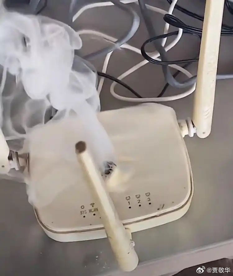 朋友家路由器冒烟了，问我啥原因。我说最大的可能是网线跟220V的强电走的一个线管
