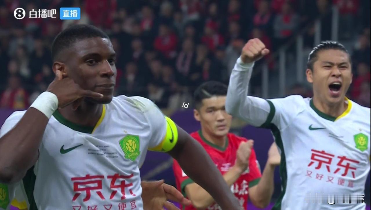 法比奥是英雄！

足协杯决赛，国安对阵河南的上半场比赛结束。国安依靠法比奥的梅开