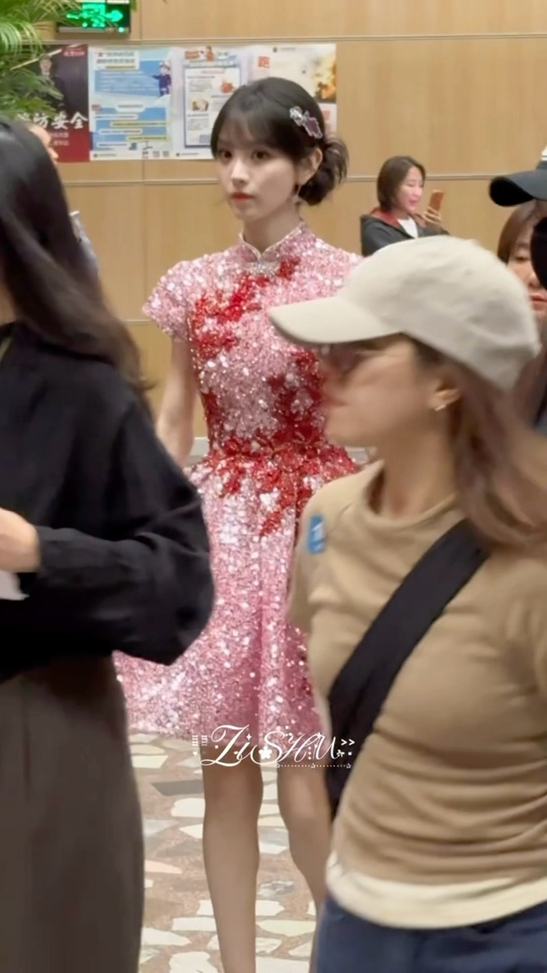 春晚后台的田曦薇 每一步都走我心坎上去了田曦薇宋威龙 谁来递个本子