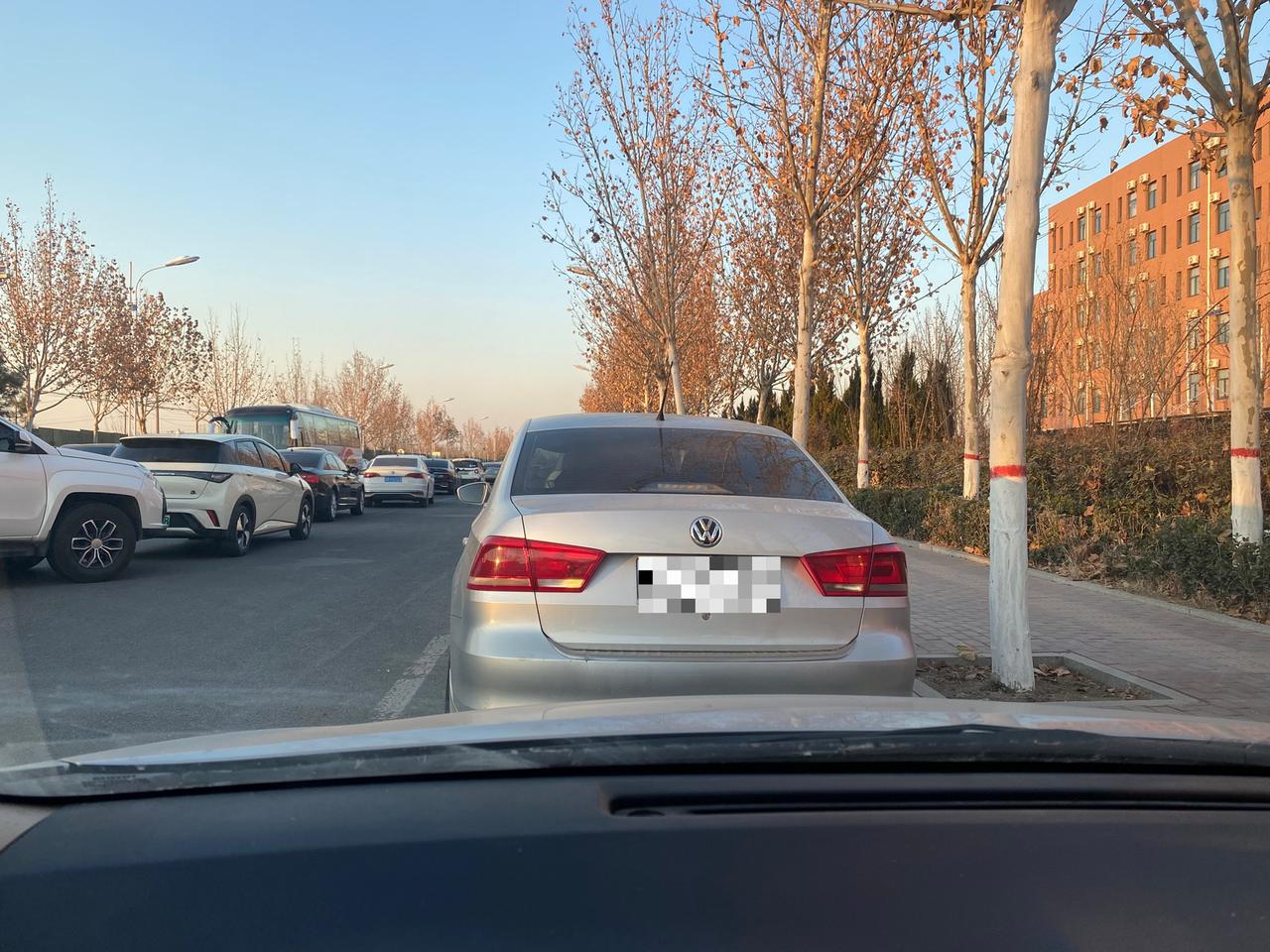 目测这应该是一辆手动低配桑塔纳，没有倒车雷达和影像，在停到车位时档位还挂在倒挡上