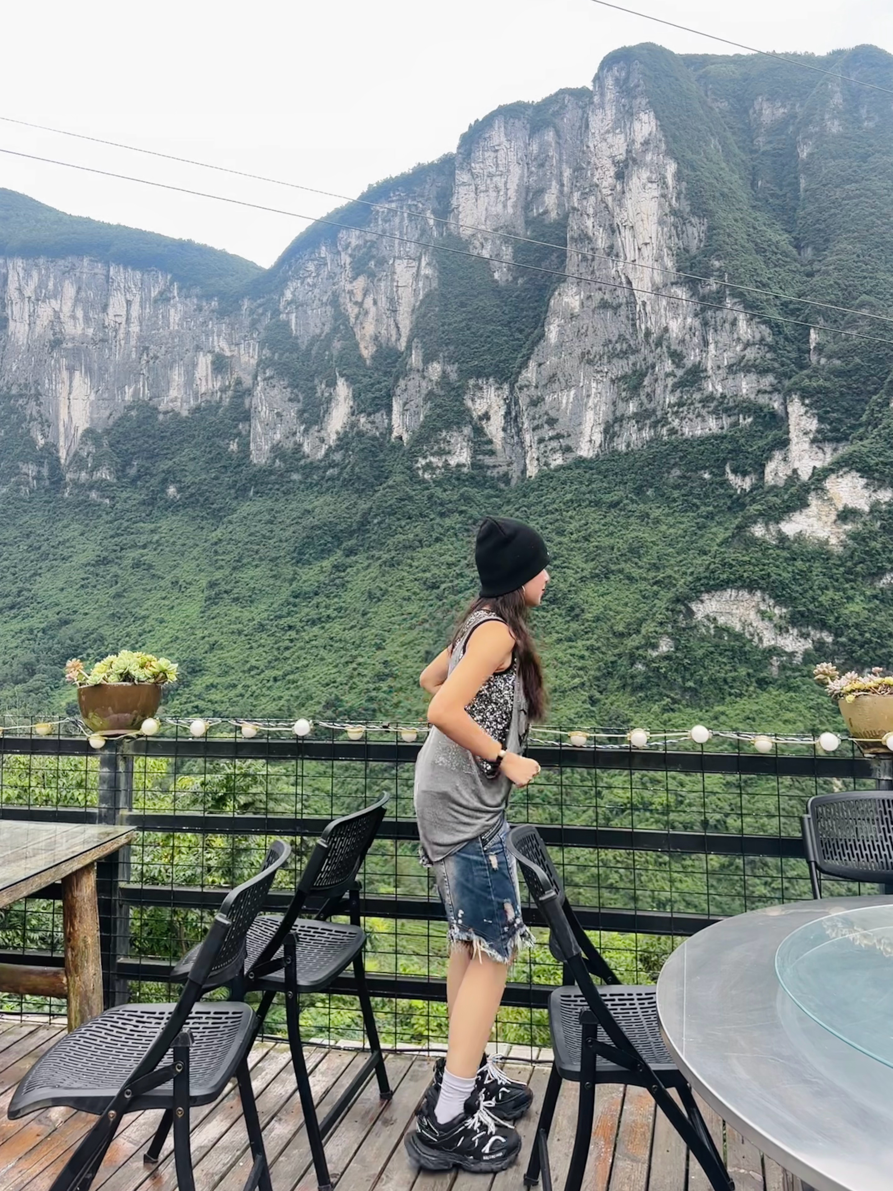 大早上的就直接干了一大段盘山路，开了近两个多小时！现在小助理我终于可以喘口气吸一