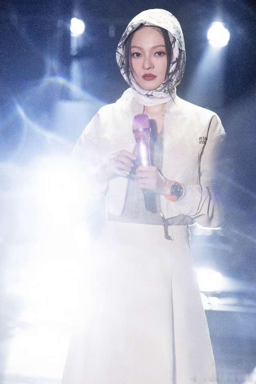 张韶涵发语音剧透上海造型升级  哇，张韶涵这次上海站造型和郭培联手，是要把时尚玩