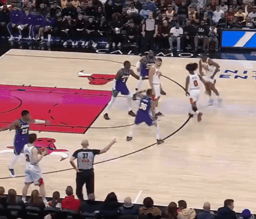 艾顿这2个防守回合，把雷迪克激怒了！

一次是防守武切维奇注意力不集中，直接被对