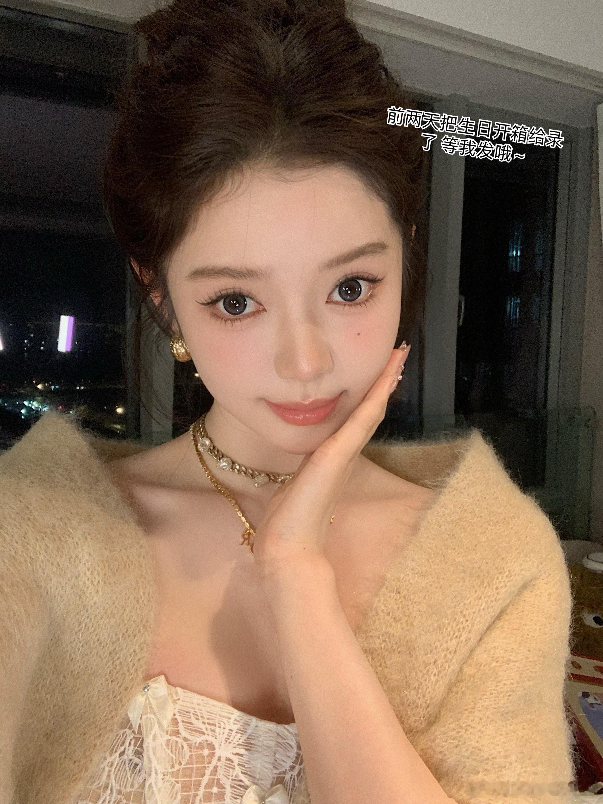 前两天妈妈来看我啦 她就呆了三天说久了呆不住哈哈哈哈哈哈 不过给我带了好多好吃的