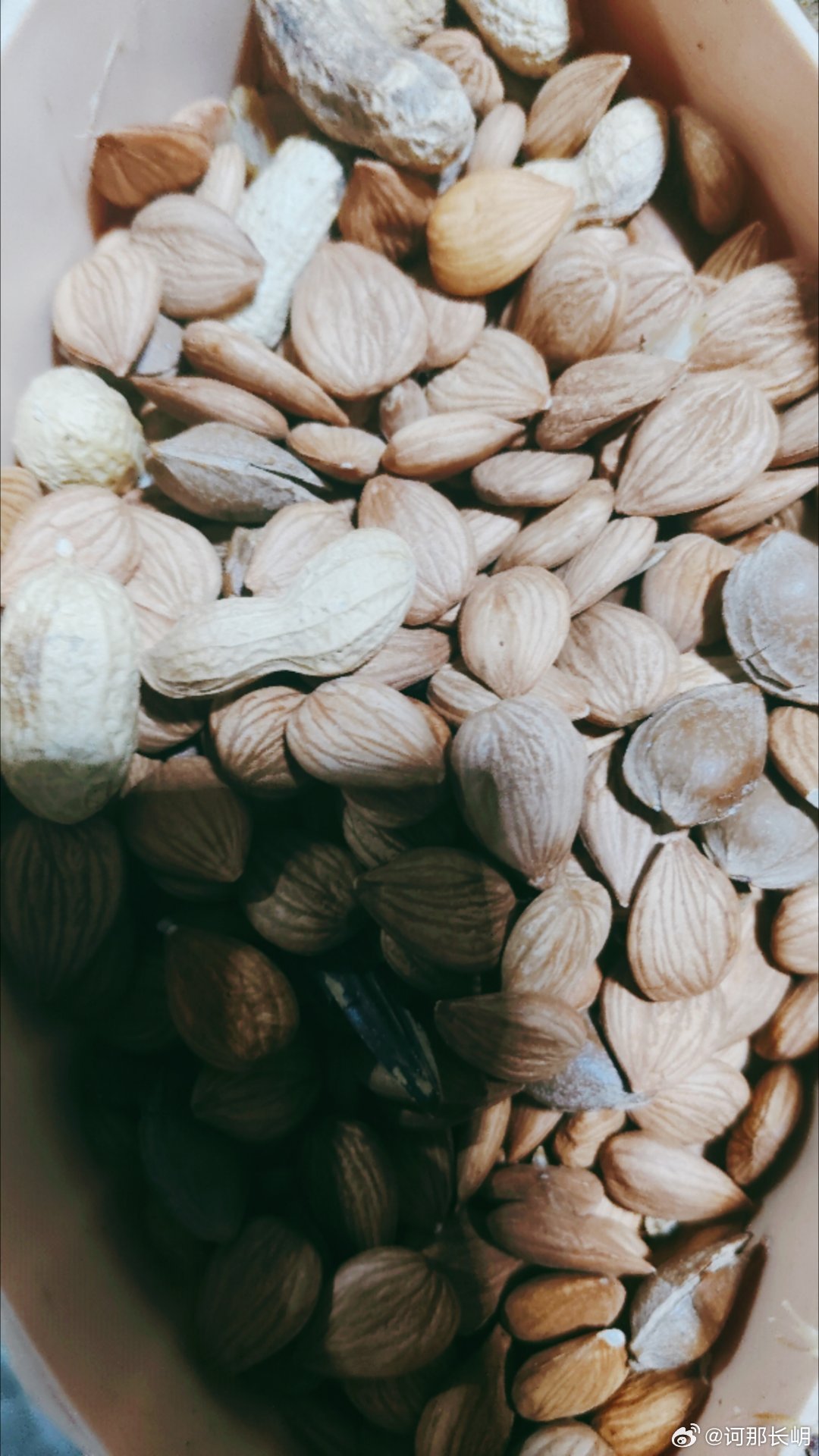 左手坚果，右手剧集，这才是宅家的正确打开方式。时光很慢，快乐很满。 