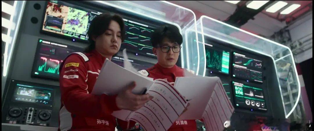 尹正不愧是跳过钢管舞的男人尹正这段表演太圈粉了，不愧是跳过钢管舞的男人，对身体的