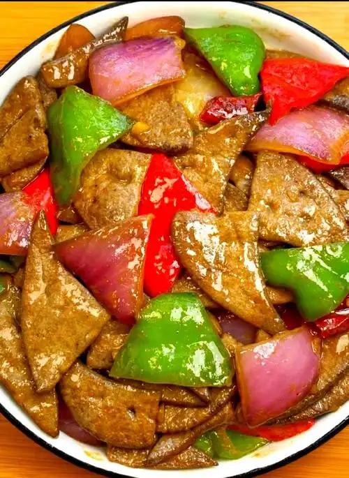 洋葱的清甜能中和猪肝的腥气，炒软后还会释放出独特的香味；青椒则能增添爽脆口感和清