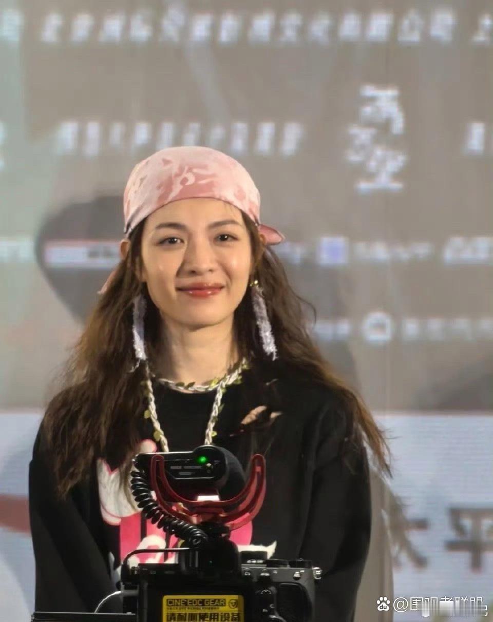 钟楚曦参加新片路演，脸蛋光滑，气血很足。 