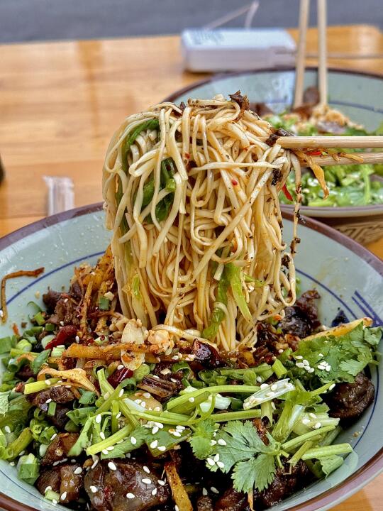 🤤🍜50块一碗面！四川燃面！！真的别太离谱
