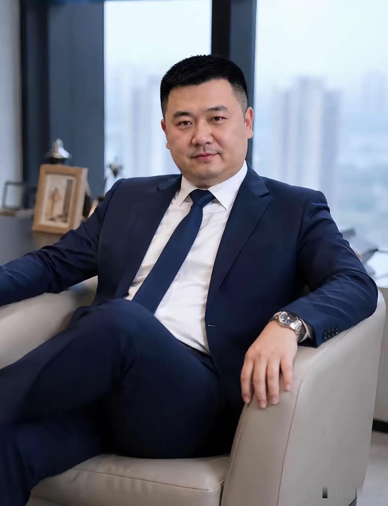 不知道大哥做什么工作的，看起来好有气质。