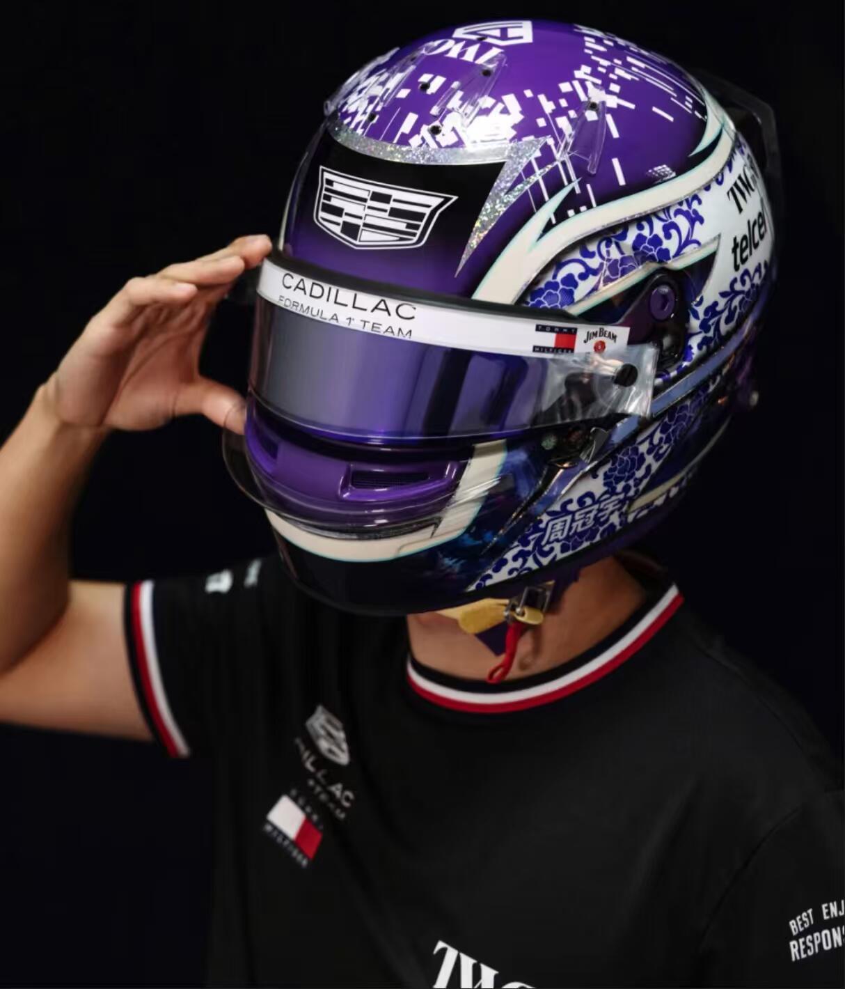 周冠宇紫薯精小周说他喜欢紫色✊周冠宇认证最爱紫色，头盔、穿搭、配饰全是温柔紫，被