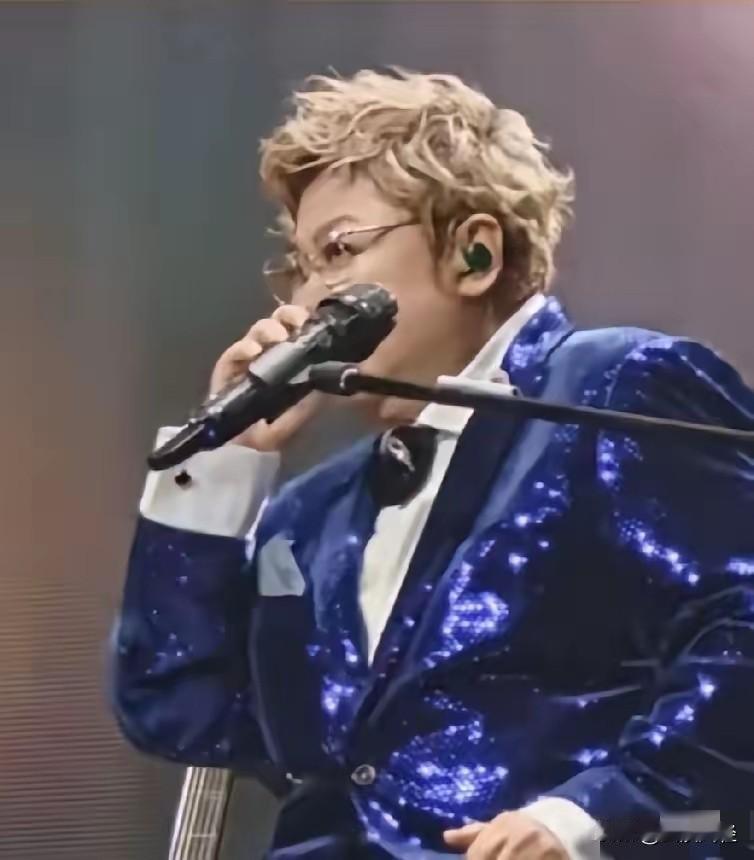 听说韩红在南京演唱会唱“雨花石”唱到哽咽，唱到流泪。
同是为爱奔波在慈善事业的道