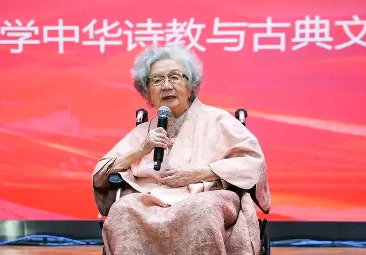 江城子•痛悼叶嘉莹先生
         冬初萧瑟挽文君，叶飘沦，悼师尊。贤德嘉