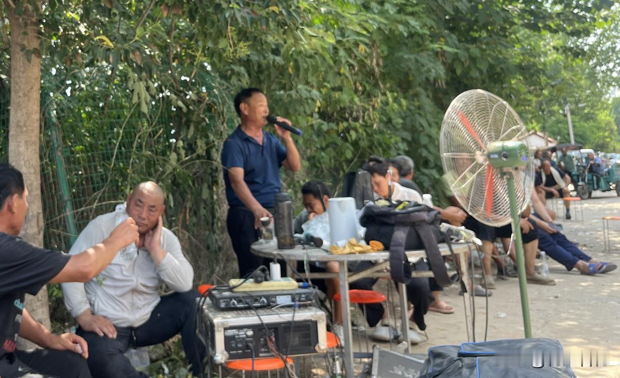 一个老大哥五天前去世今天下葬，他的死可算是可遇而不可求的完美离世。

他今年恰巧