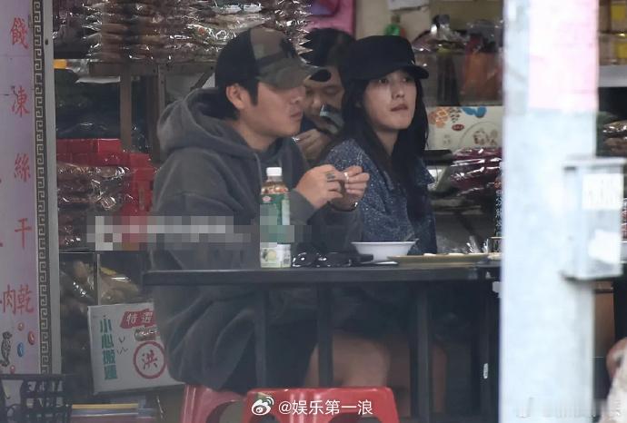 曹格带女生与友人吃饭曹格新恋情？ 据台媒，曹格被拍带女生与男友人聚餐，两人不仅同