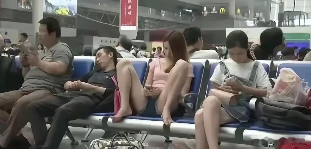 美女大尺度开放，旁边的帅哥也无动于衷，还是睡得那么香！“你以为我没见过”。如果换