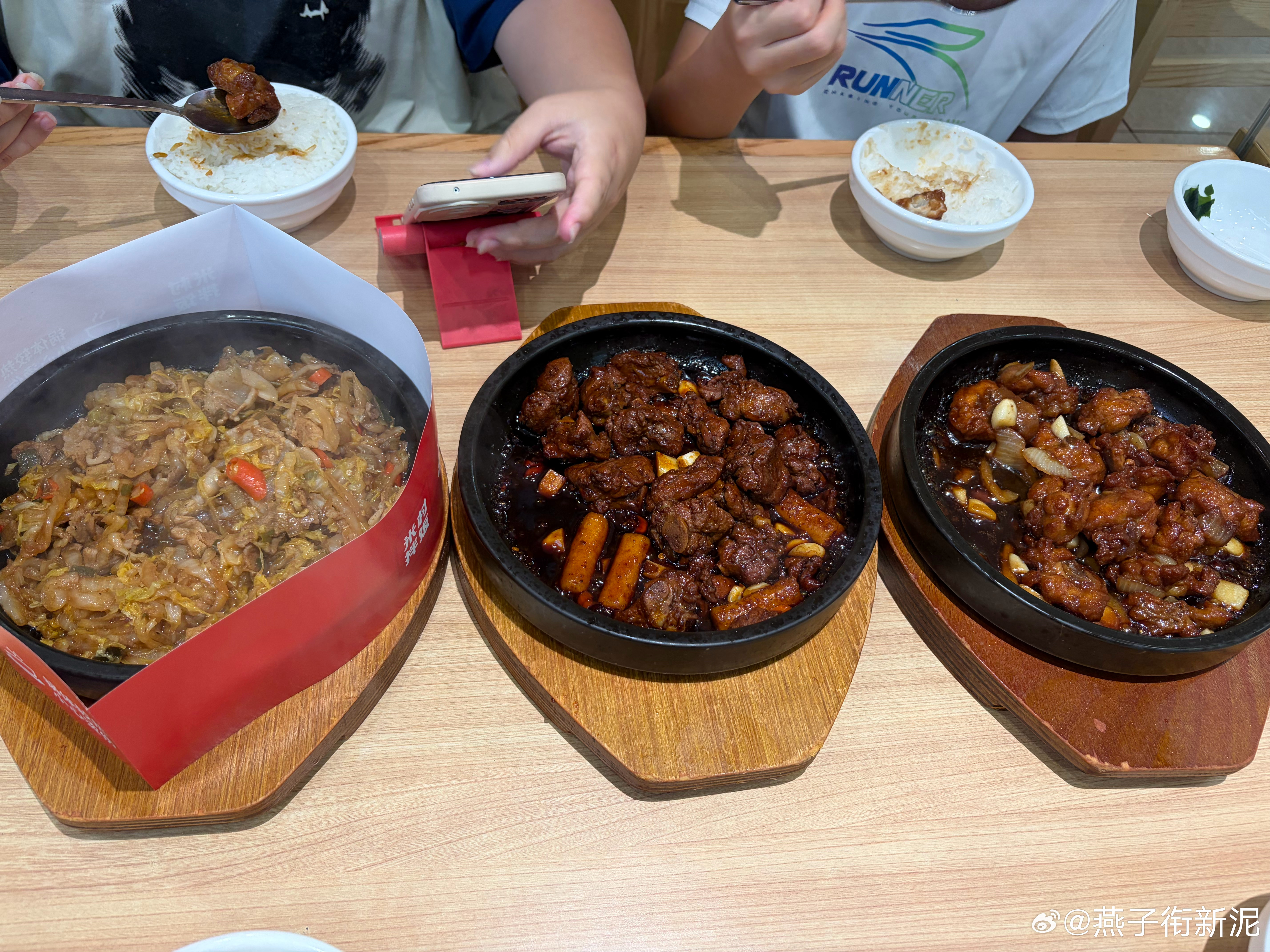米村拌饭，三杯鸡（儿子），黑鸭煲（闺女），酸菜五花肉（我），鸡鸭猪都是家禽，微博