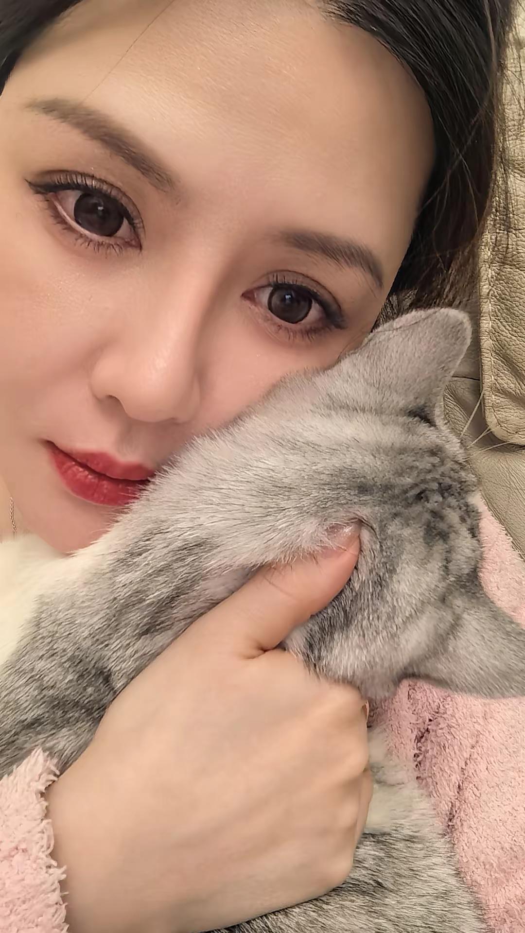 哈喽啊，我跟我妈都是大眼睛啊