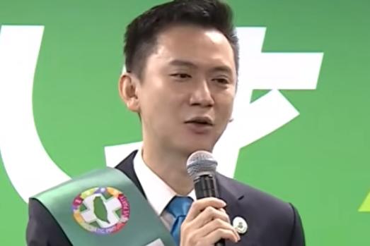 民进党新竹县长参选人郑朝方说，他8年前也曾经站在民进党部的同一地点，蔡英文曾经说