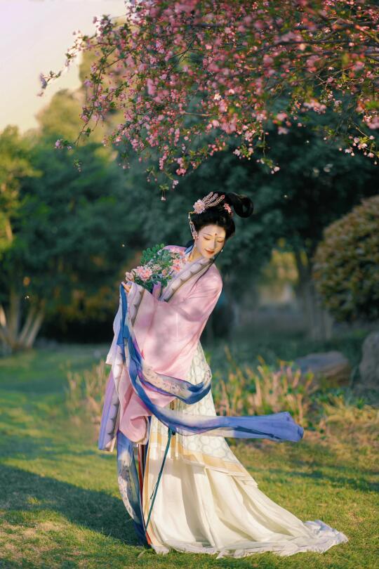 仕女图·东风袅袅泛崇光🌸南京约拍
