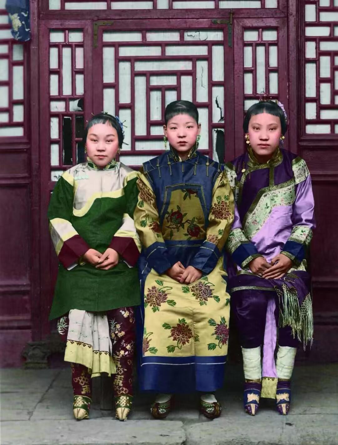 1902年，京城八大胡同，三位青楼女子相约一起，留下了这张合影照。

她们都穿着