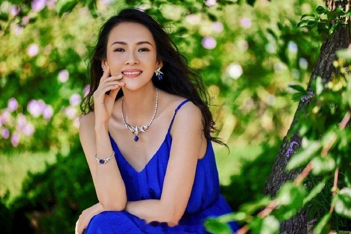 章子怡好旺盛的生命力美感 章子怡穿克莱因蓝长裙在花园漫步，那股贵气真不是盖的！每