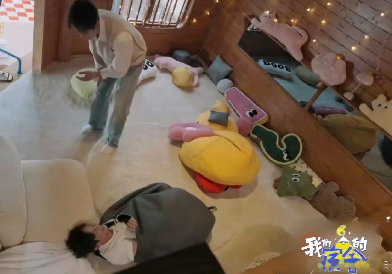 第一次对何炅小有了实感何老师这回是真粽子，以前总说他显小，这次是真有小人国实感了