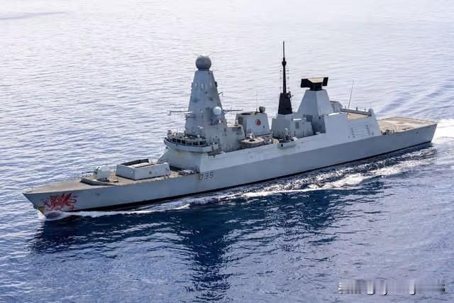 🚢🇬🇧 英国皇家海军“龙”号驱逐舰正在为部署至霍尔木兹海峡保护航运做准备。