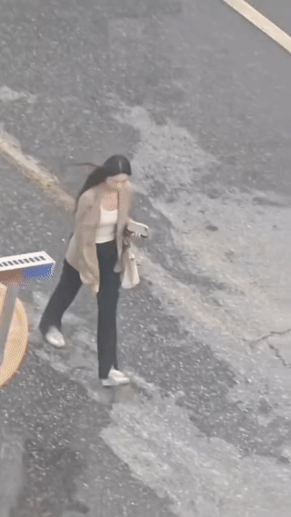 一名骑电动车的男子从后面不慎撞到一前方正在步行的女子！
被撞女子显然有点猝不及防