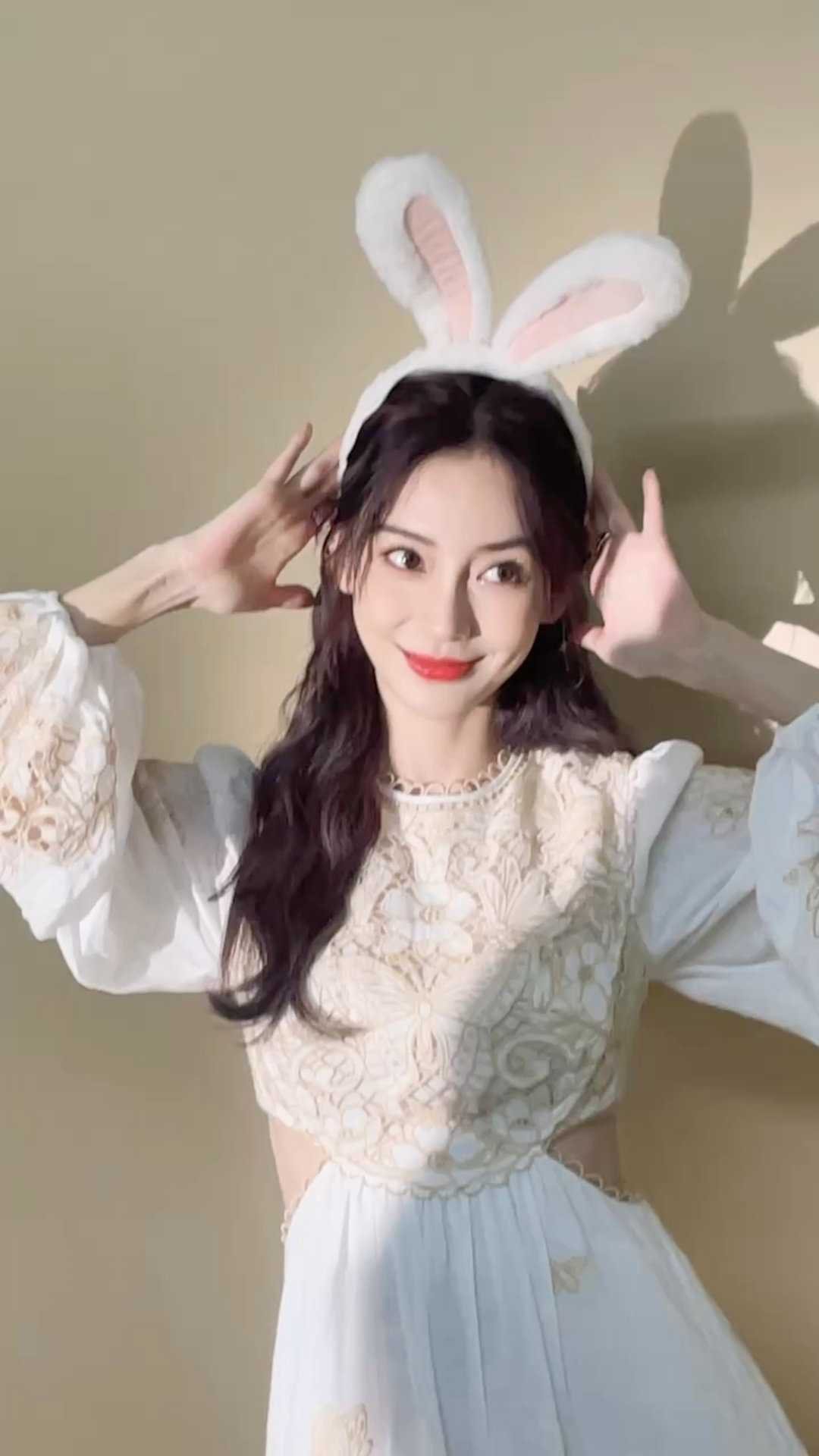 angelababy angelababy 人群自动退成布景，像被风吹散的铅笔画