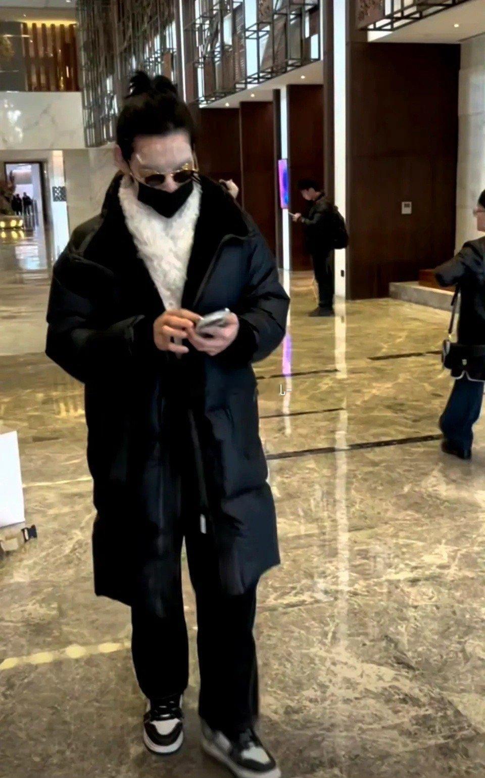 向佐新造型，离开了女装后，转玩抽象了。面膜➕口罩➕墨镜 这........似乎向