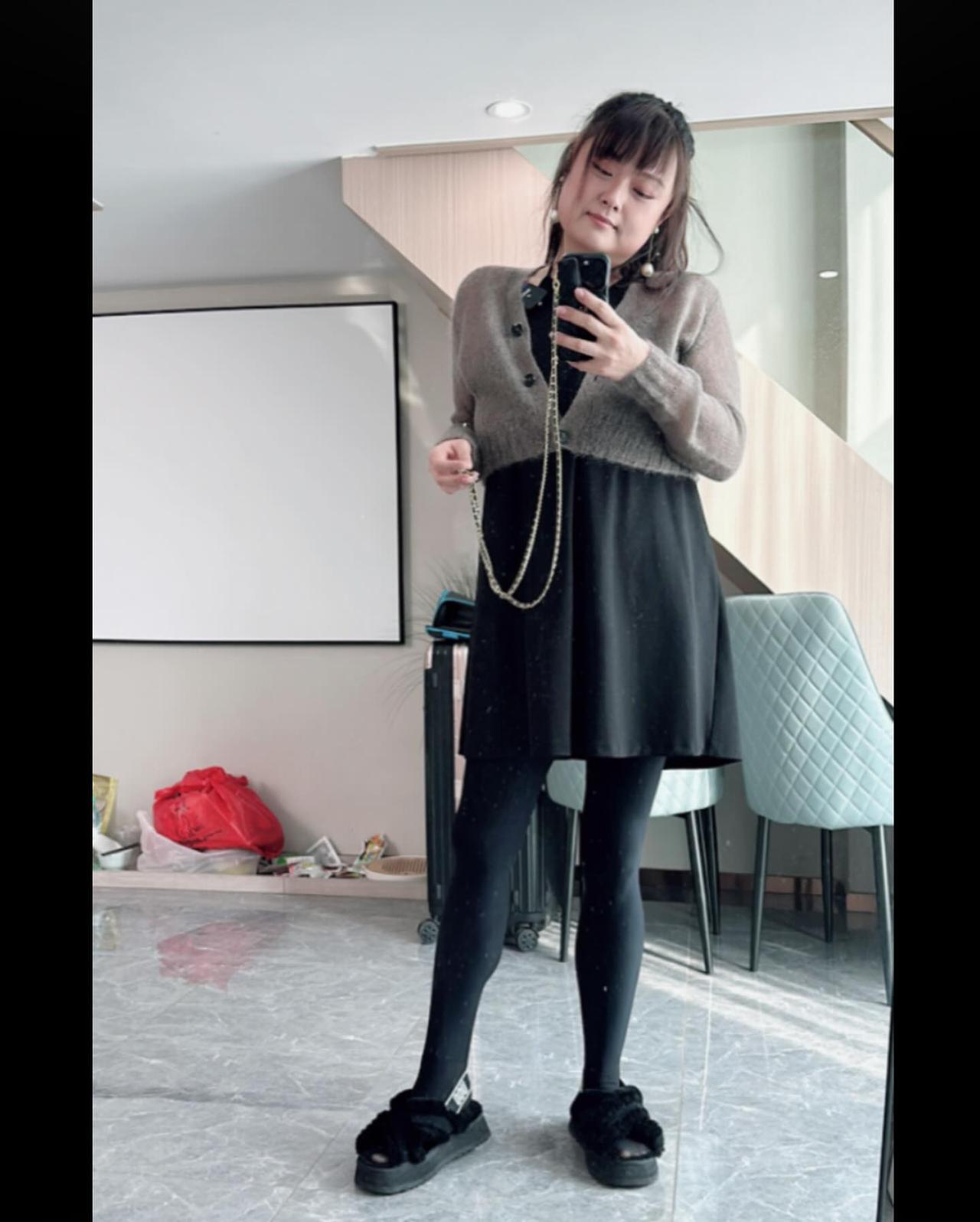 她以前在香港TVB拍戏的时候身材很胖，想不到现在减肥成功，瘦了这么多，看起来比以