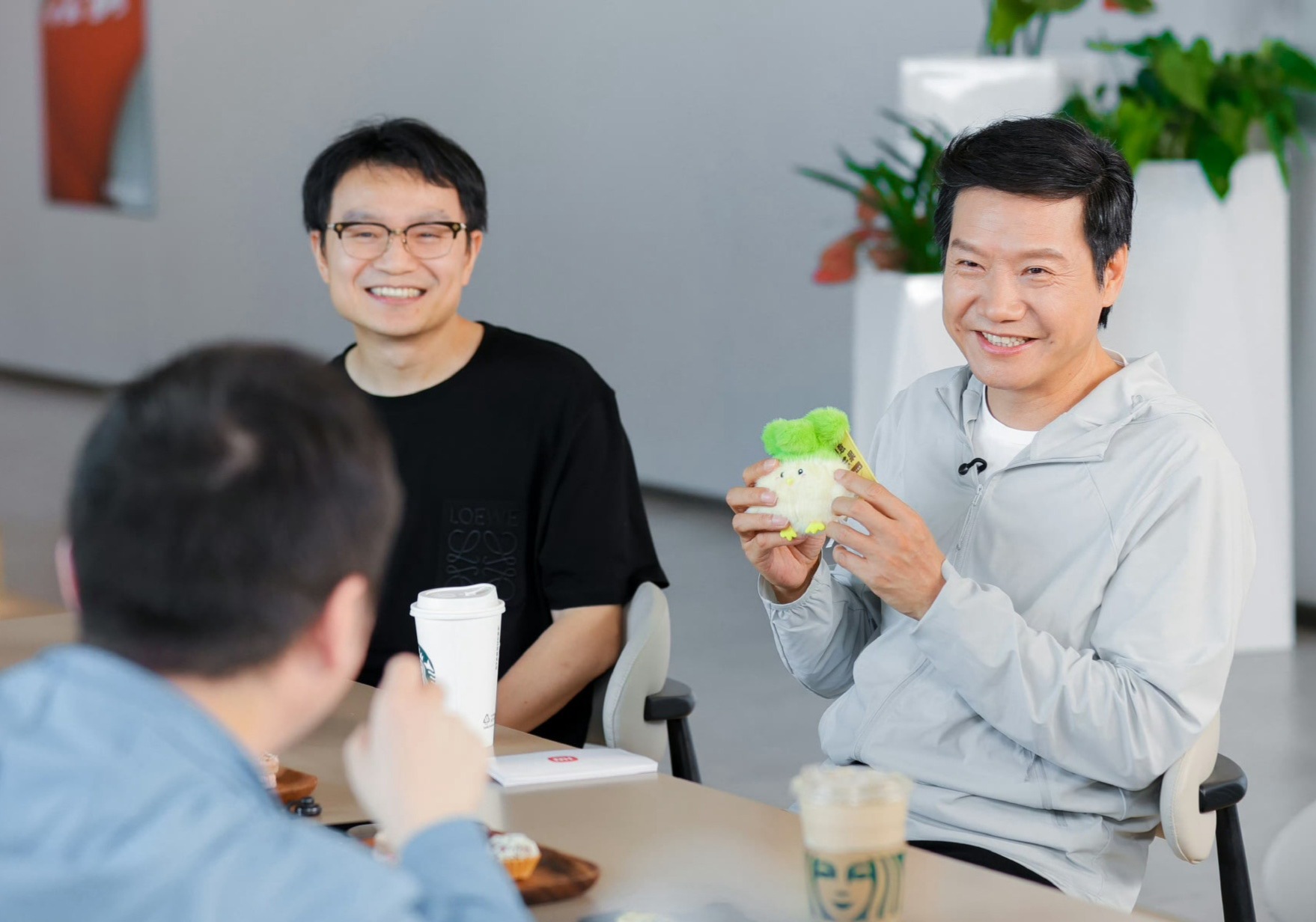 雷军说当初不该和董明珠打赌 雷总说，当年就是开个玩笑跟董明珠打了个赌，结果董大姐