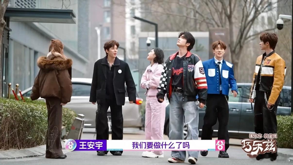 徐艺洋这是掉进黄子韬窝了吗徐艺洋离开黄子韬来到《超燃青春的合唱》，发现身边的魔丸