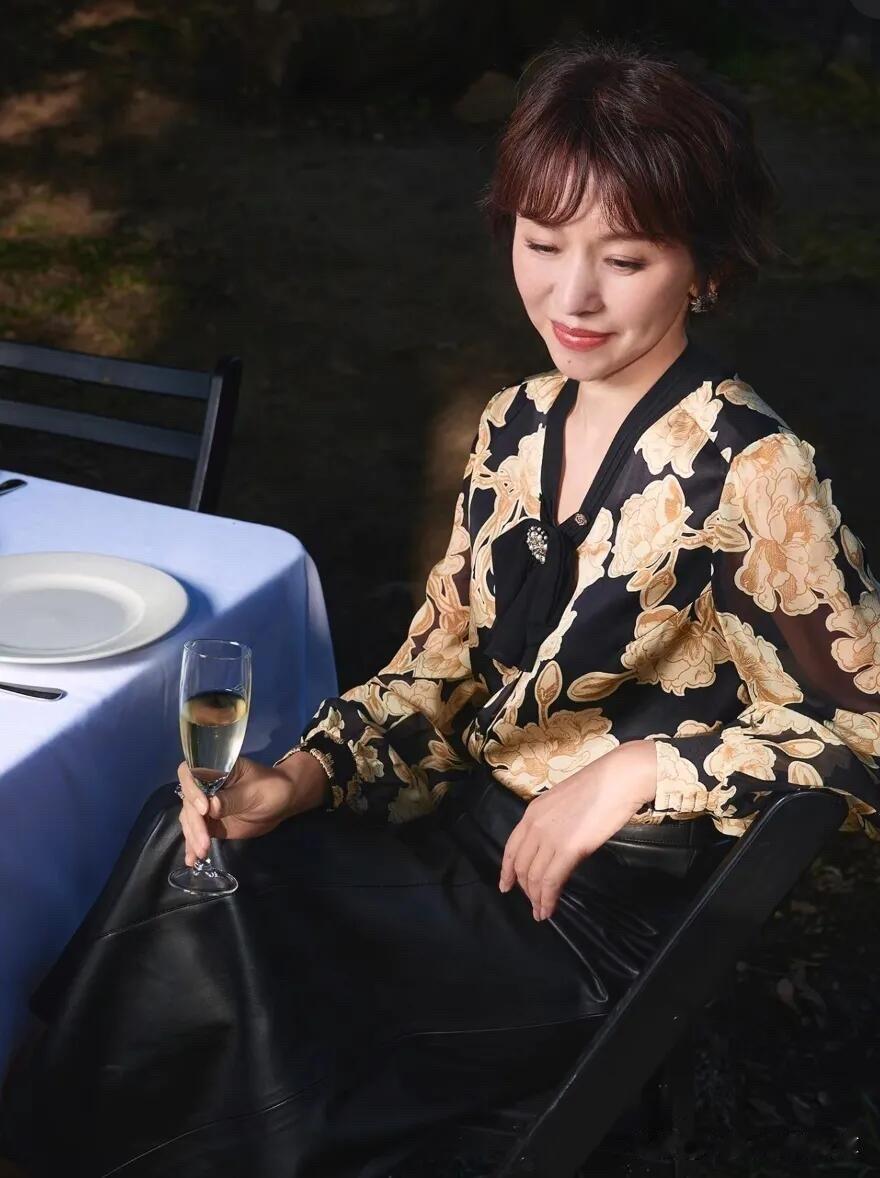 广西桂林的美女气质就是不一样，你看49岁的欧阳夏丹，一身休闲装打扮，风韵犹存，魅