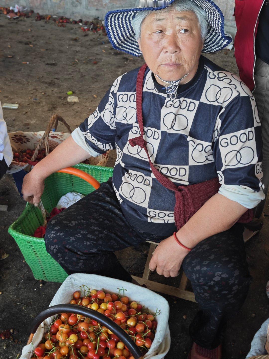 今天又去了中国北方最大的樱桃集散地——烟台张格庄大樱桃市场。又一次见到了那些出售