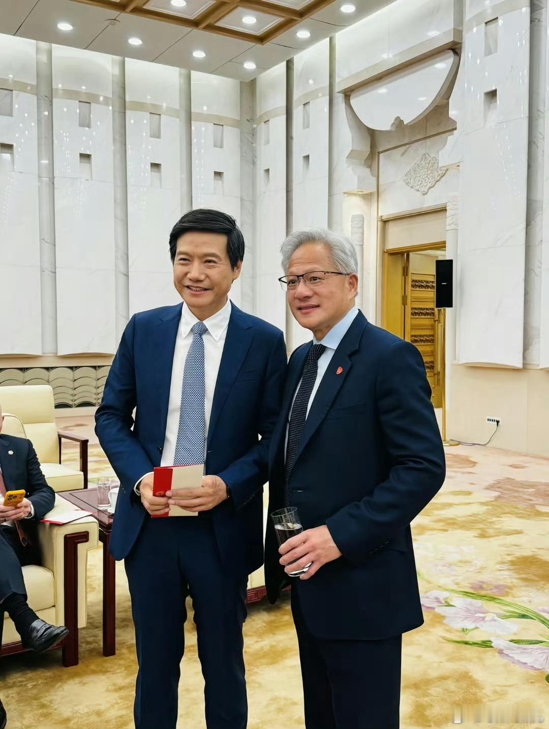 第一次见黄仁勋说中文，那就是在小米手机3的发布会上，跟雷军确实是多年的老朋友了，