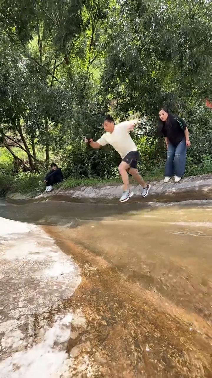 兄妹二人挑战4米水沟。
兄妹二人挑战4米水沟。