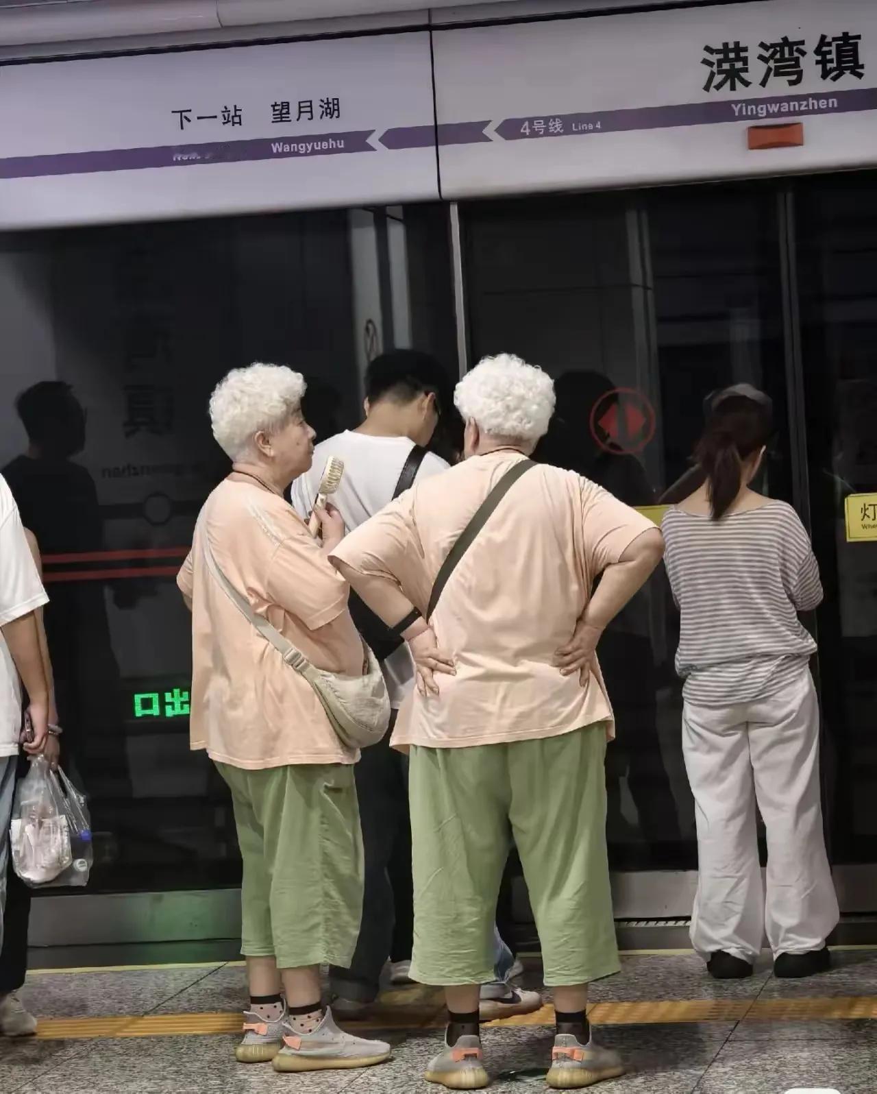 这双胞胎姐妹，这么大年纪了还穿一模一样的衣服，妈妈管得这么严吗？[what]