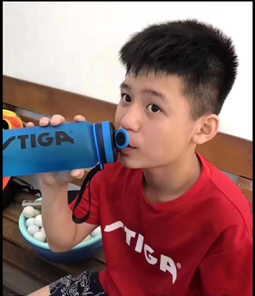 看林诗栋小时候这模样，捧着蓝色水杯喝水，瘦瘦的小模样多可爱！谁能想到，这个小小的