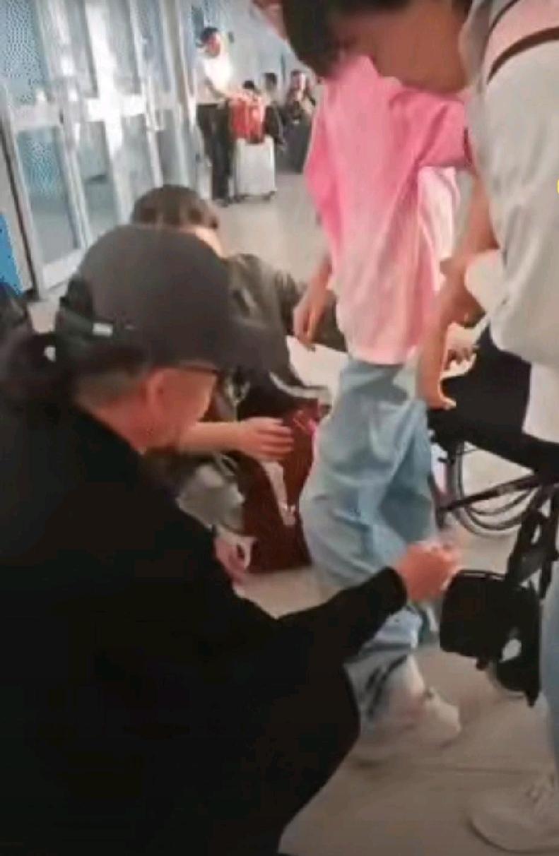 一位小姑娘的腿突发疼痛，在当地医院几进几出，都没有结果，疼痛还在继续。
一家人商