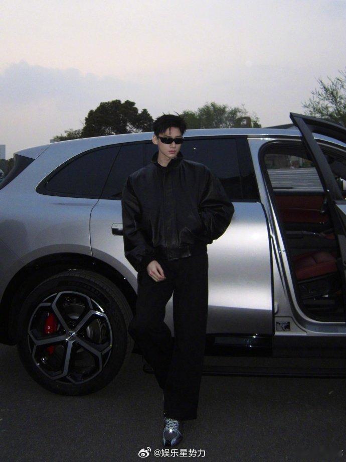 白敬亭现身北京车展问界展台 奔赴北京车展，邂逅新锐本色。白敬亭亮相展台，贯穿发布