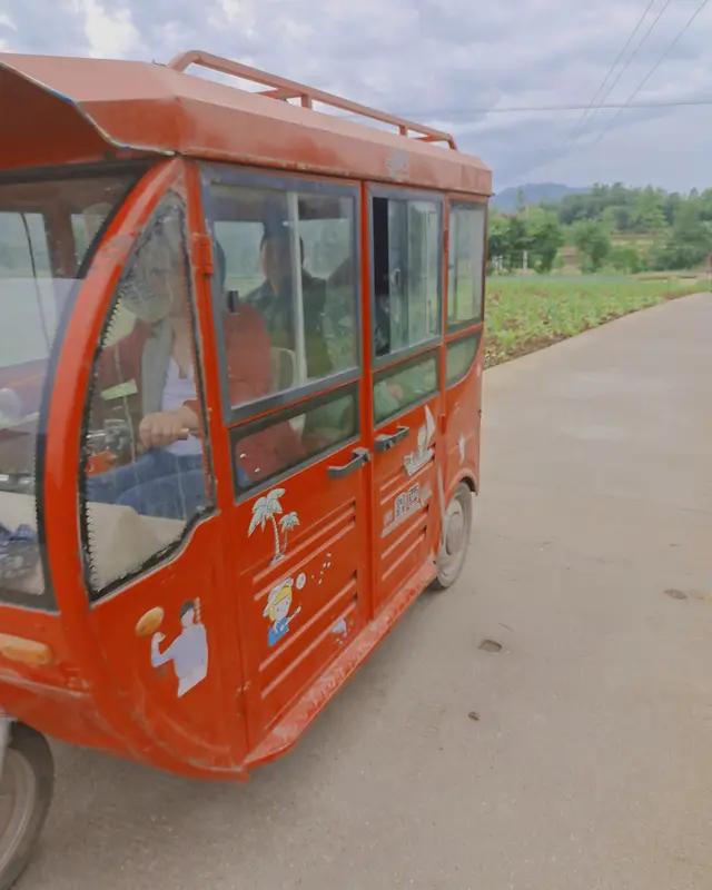 3月23日，河南郑州三位均龄75岁以上老人自驾三轮车旅游，106天行程超3000