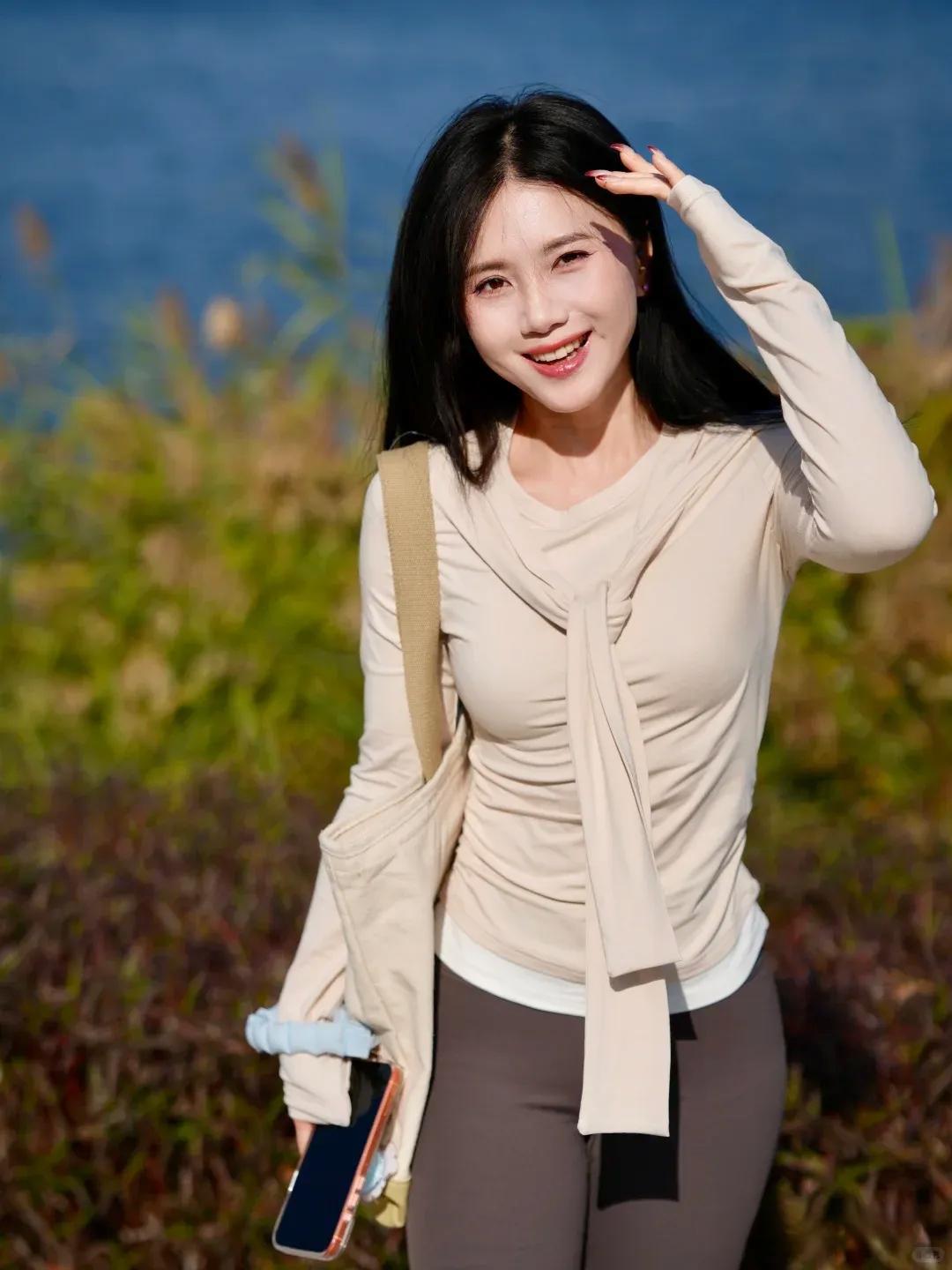 阳光明媚的海边，元气少女微笑自拍😊